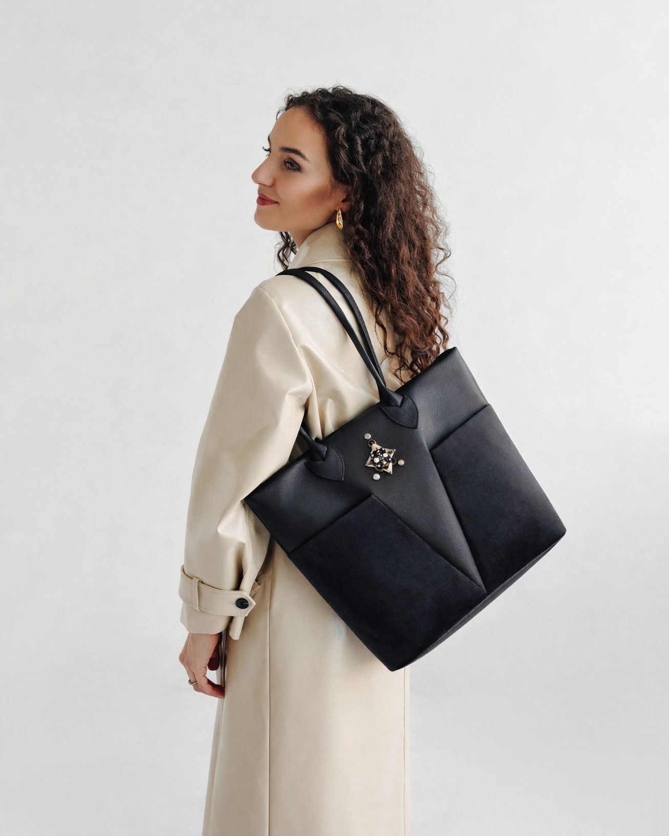 Rankinė „Elegancijos ikona“ su papuošimu Rankinė „Elegancijos ikona“ su papuošimu